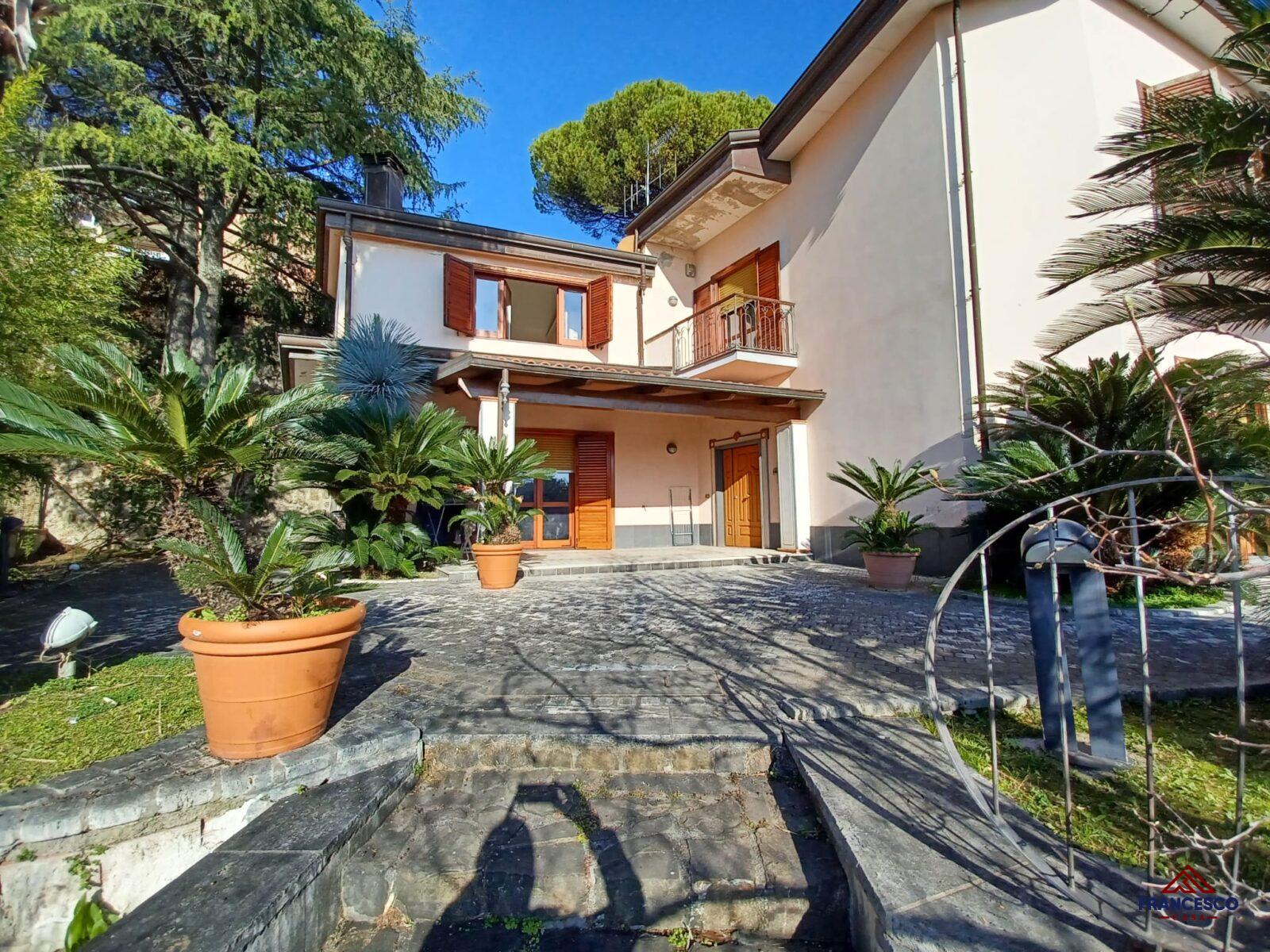 Villa indipendente in vendita a Salerno Viale delle Querce